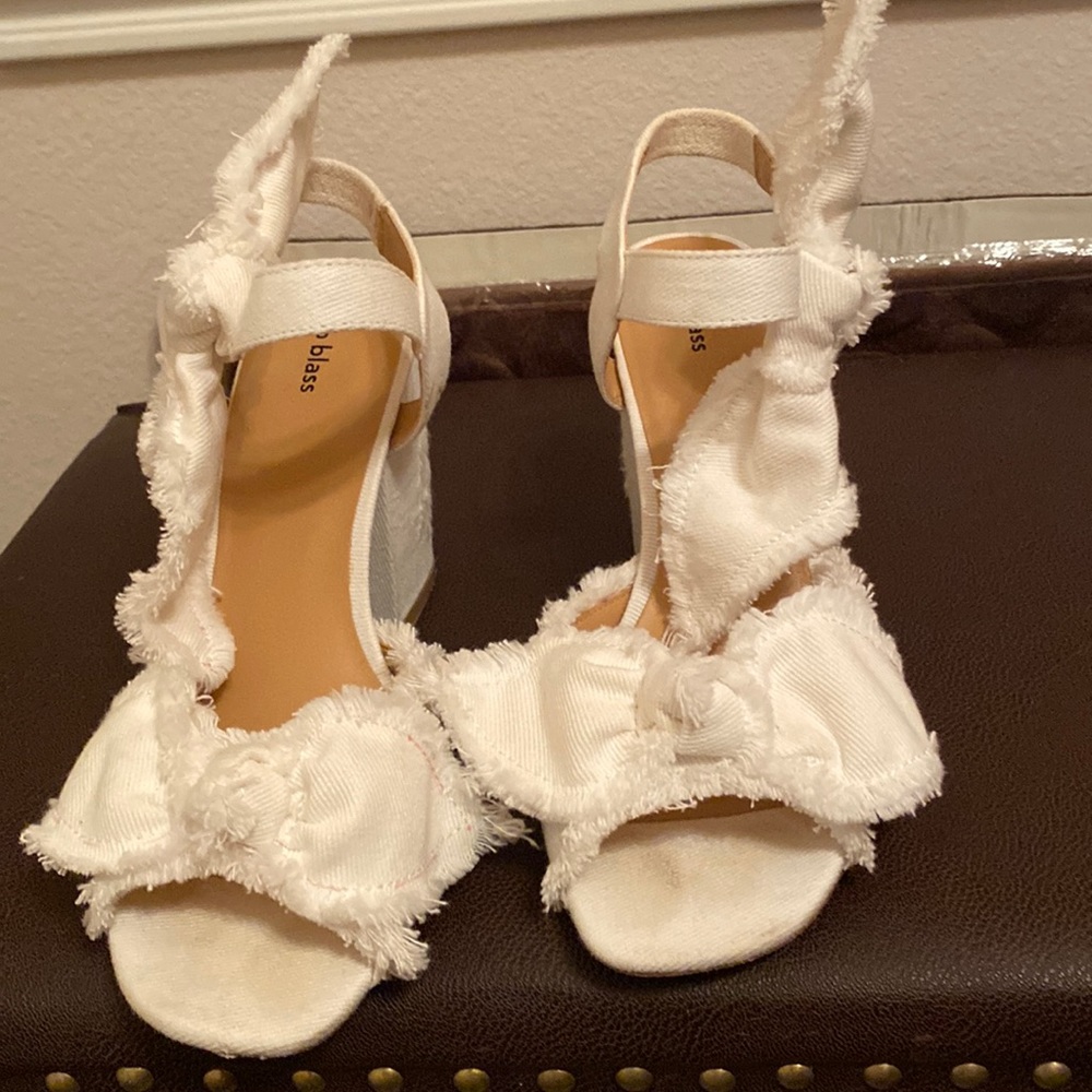 Bow on side & front toe area strap 4 1/4” heels.